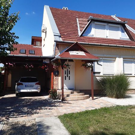 Boglarka Apartman Gyula Bagian luar foto