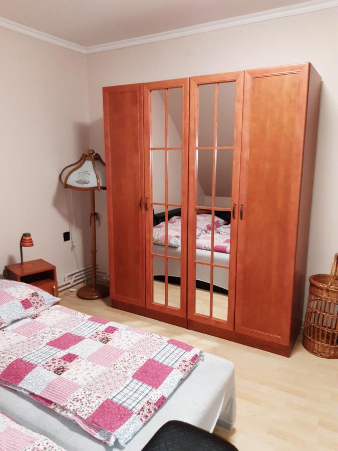 Boglarka Apartman Gyula Bagian luar foto