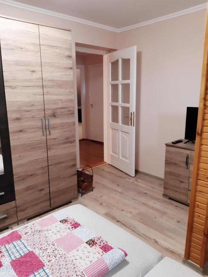 Boglarka Apartman Gyula Bagian luar foto