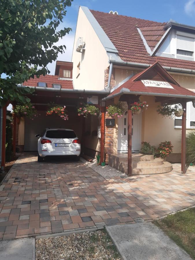 Boglarka Apartman Gyula Bagian luar foto