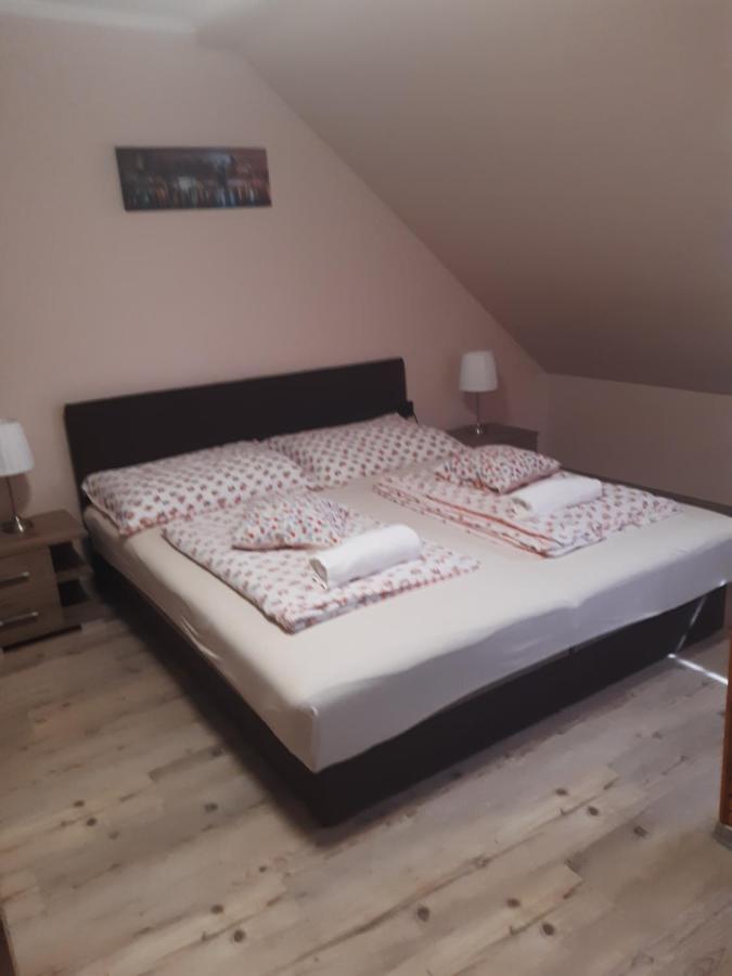 Boglarka Apartman Gyula Bagian luar foto