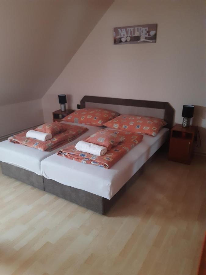 Boglarka Apartman Gyula Bagian luar foto